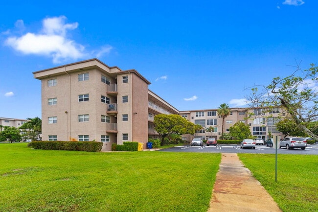 Building Photo - 2615 NE 1st Ct