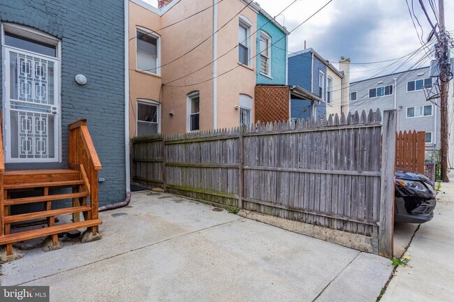 Building Photo - Gorgeous Rowhome Walking Distance to Colum...