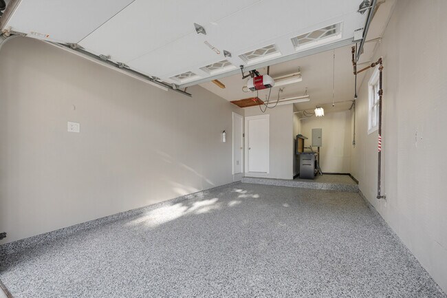Building Photo - 1031 Maple Ln