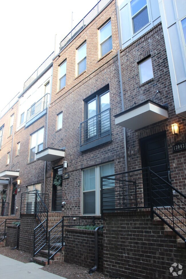 Building Photo - Chic & Spacious 3-Bed, 3.5-Bath Townhouse ...