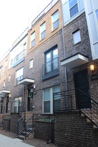 Building Photo - Chic & Spacious 3-Bed, 3.5-Bath Townhouse ...