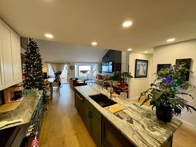 Building Photo - Beautiful 3 bedroom condo in CWE