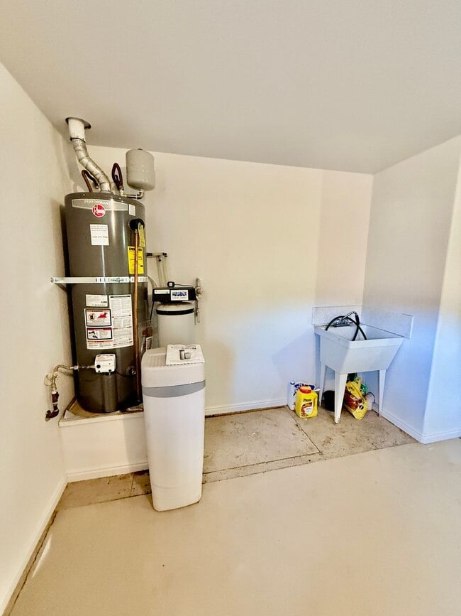 Building Photo - 3-BR Home with Garage and Fenced Yard in B...