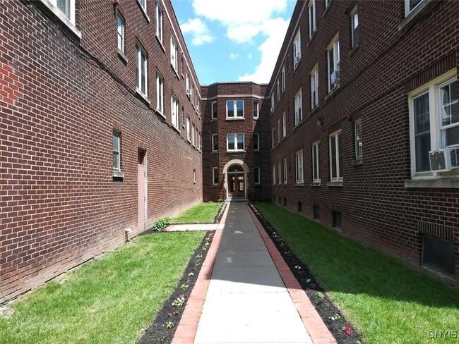 Primary Photo - 101 Woodbine Ave