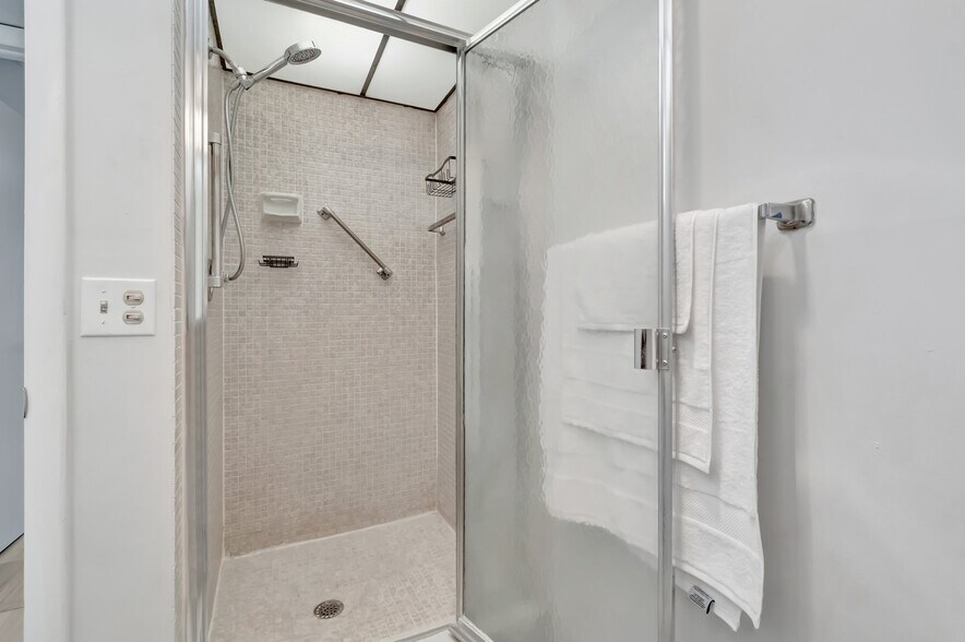 Building Photo - 481 Burgundy P