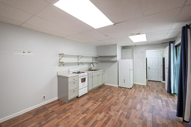 Building Photo - 4BR Home on 1 Acre with Finished Basement in Fayetteville