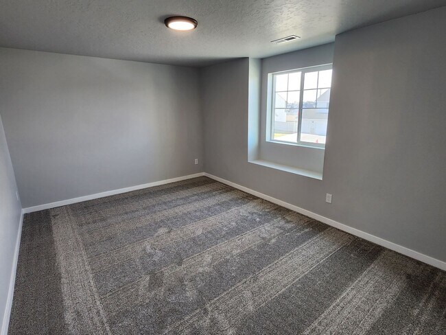 Building Photo - Brand New 5 Bedroom