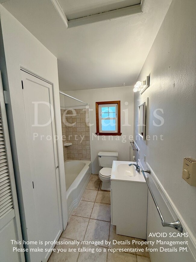 Building Photo - Adorable 2 BR home in Manette with View!