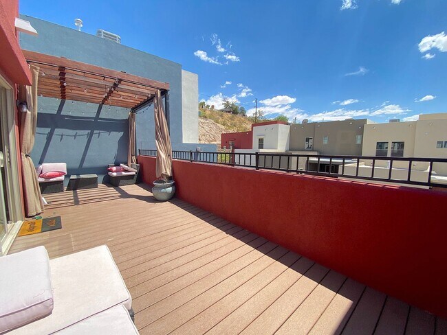 Building Photo - West El Paso 4bed/3.5bath Townhome