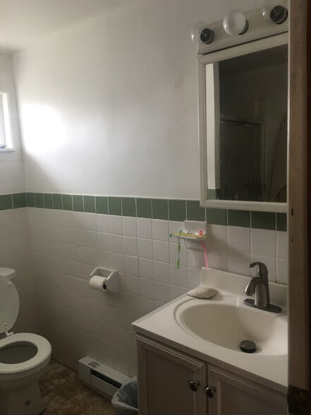 Building Photo - 7x M Ave