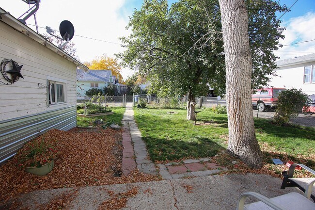 Building Photo - 2 Bed 1 Bath + Garage and Yard