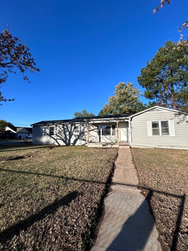 Building Photo - 3 BED, OFFICE + MUD ROOM HOME FOR RENT