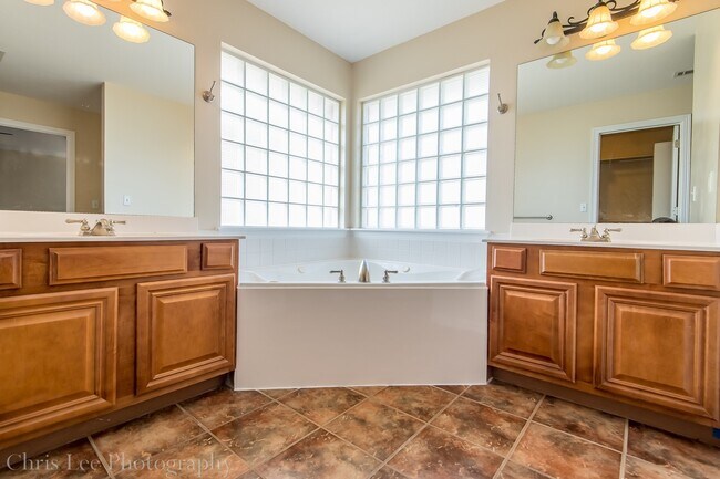 Building Photo - Large 3 Bedroom Home in Perfect Condition! Great Location!