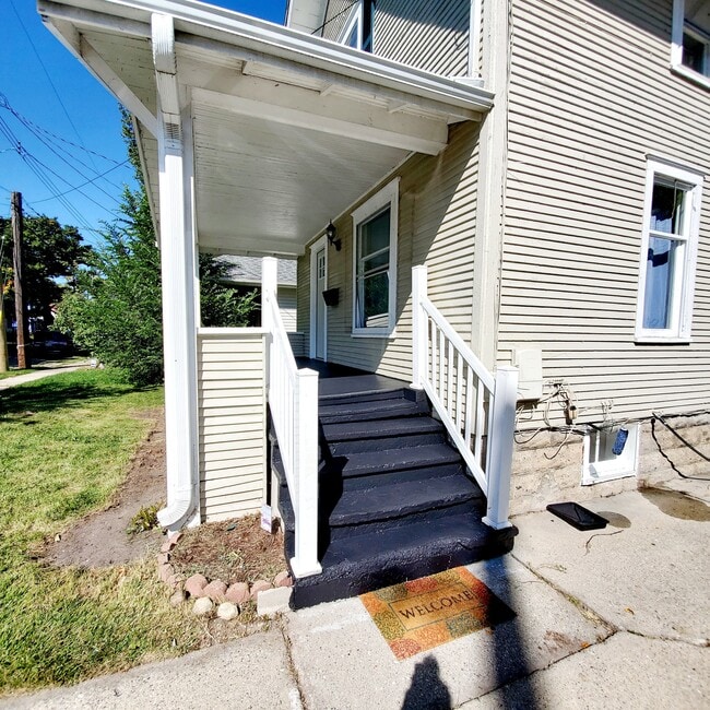 Building Photo - 327 Leslie St