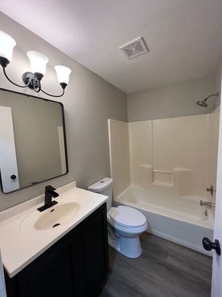 Upstairs Full Bathroom - 2951 Traceway Dr