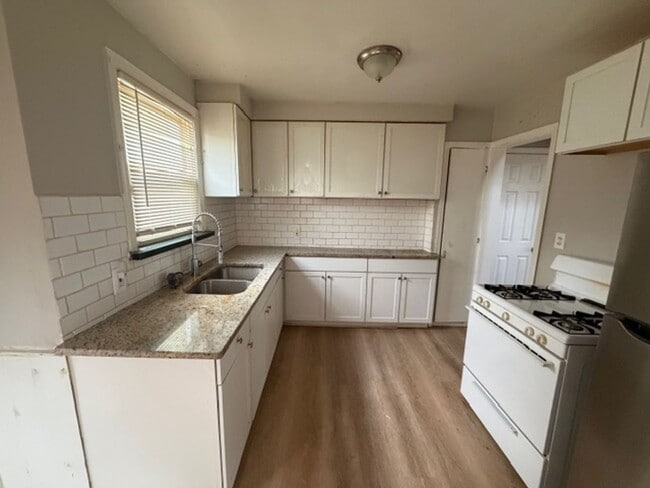 Building Photo - 3 Bedroom one and a half bath Rent Ready section 8 Welcome