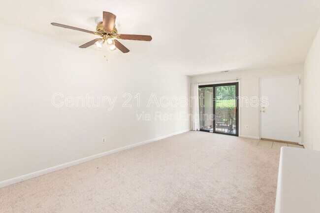 Building Photo - 5805 Royal Ridge Dr