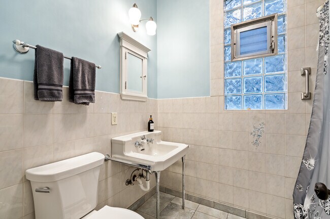 Building Photo - 3905 N Seeley Ave