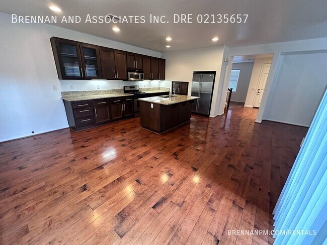 Building Photo - 3 bed, 2.5 bath Townhome, 2 Car Garage, Ea...