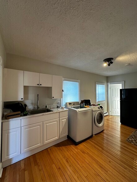 Kitchen with a laundry unit - 11-2 Highland St