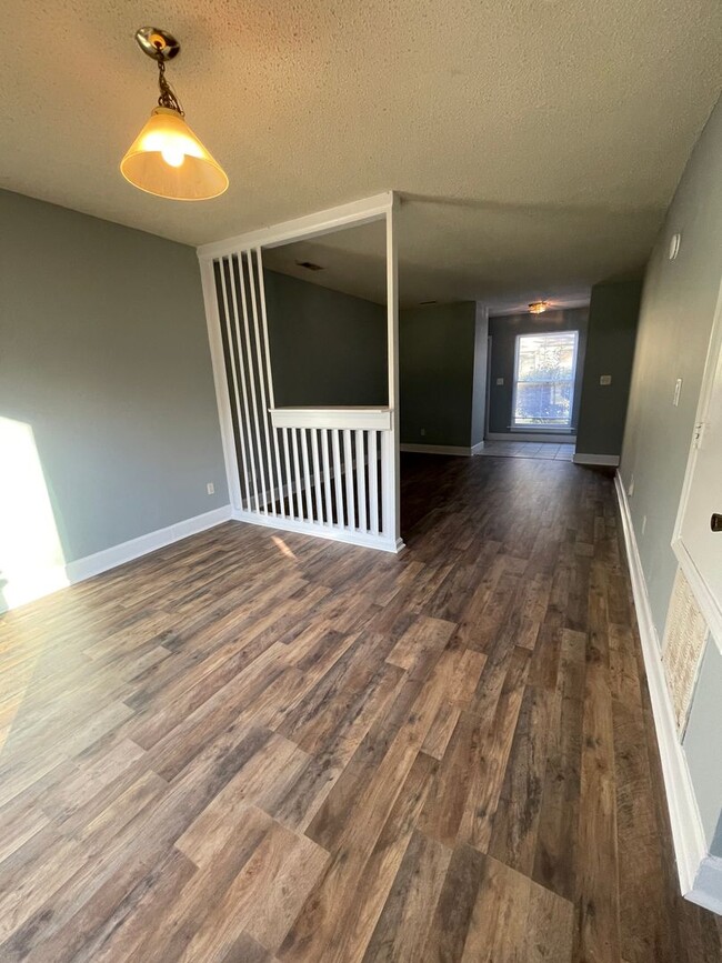 Building Photo - 2 Bedroom, 1.5 Bath-Available Now-6149 Ben...