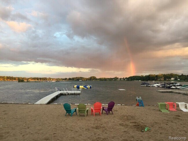 Building Photo - 2145 Lakeshire Dr