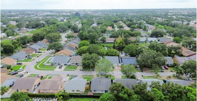 Building Photo - 1713 Whispering Dr E