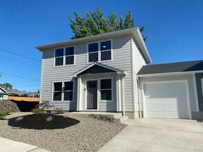 Building Photo - 3 Bedroom 2.5 Bath Townhouse!