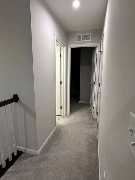 Building Photo - 452 Steeplechase St