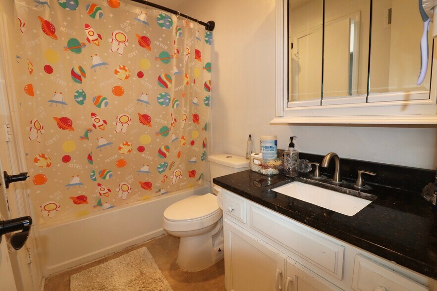 Master Bedroom Bathroom - 13847 S Alden Ct