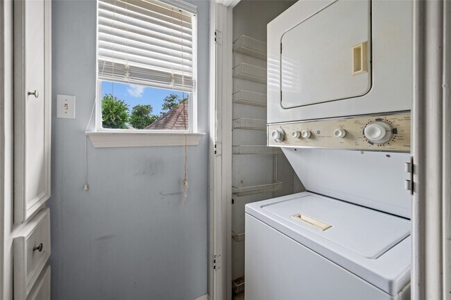 Building Photo - 2142 Sul Ross St