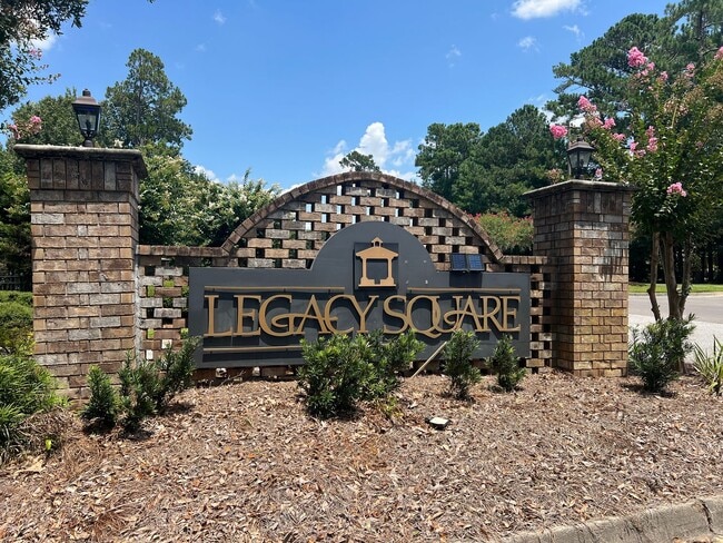 Building Photo - 3 bedroom 2.5 bath with bonus room in Lega...