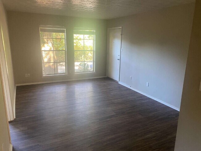 Building Photo - Gorgeous 2 Bedroom 1.5 Bathroom Condo With Stunning Flooring! AMAZING DEAL.