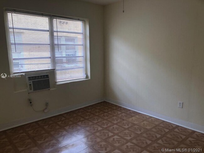 Building Photo - 529 SW 7th Ct