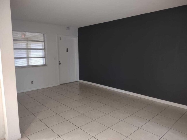 Building Photo - 1100 NE 1st Ct