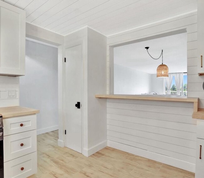 Building Photo - 1050 Hillsboro Mile