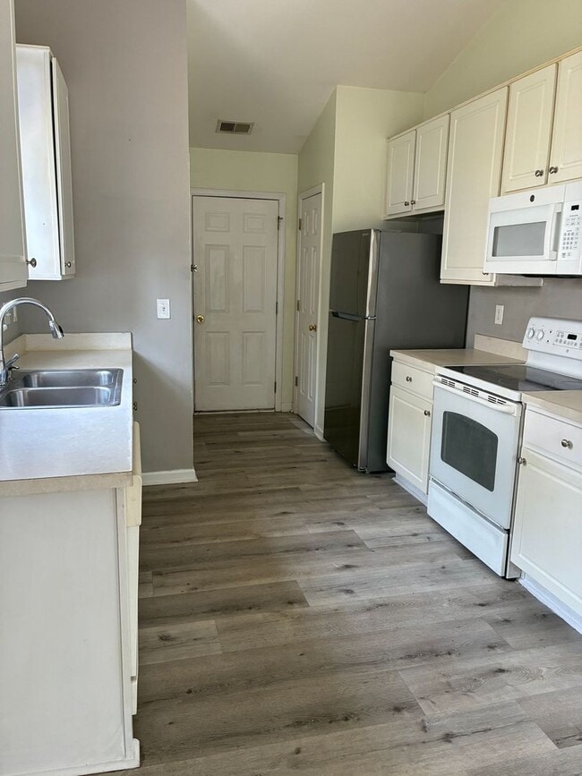 Building Photo - Southgate 3BR, 2BA home fully fenced