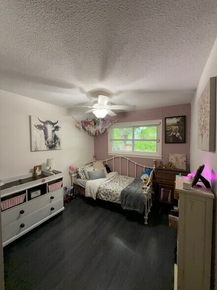 spare room 3 upstairs - 5315 w 103rd pl
