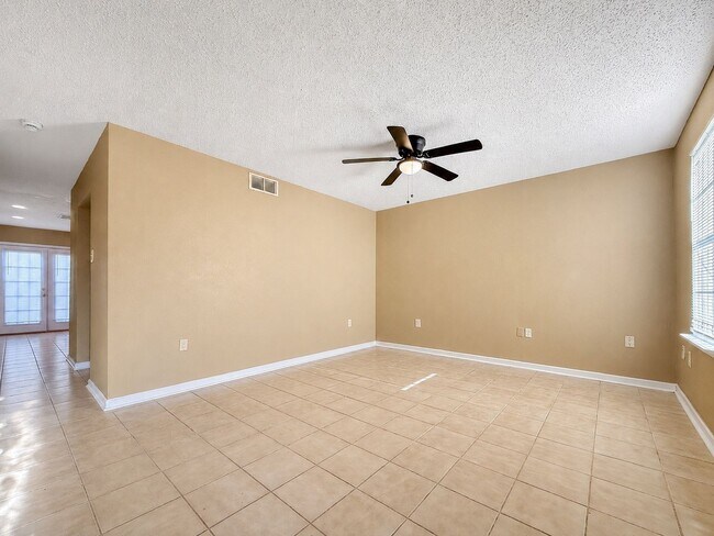 Building Photo - 2 Bedroom 1.5 Bath