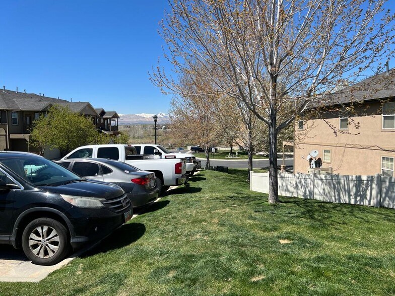 Open parking outside available - 11006 S Maple Forest Way