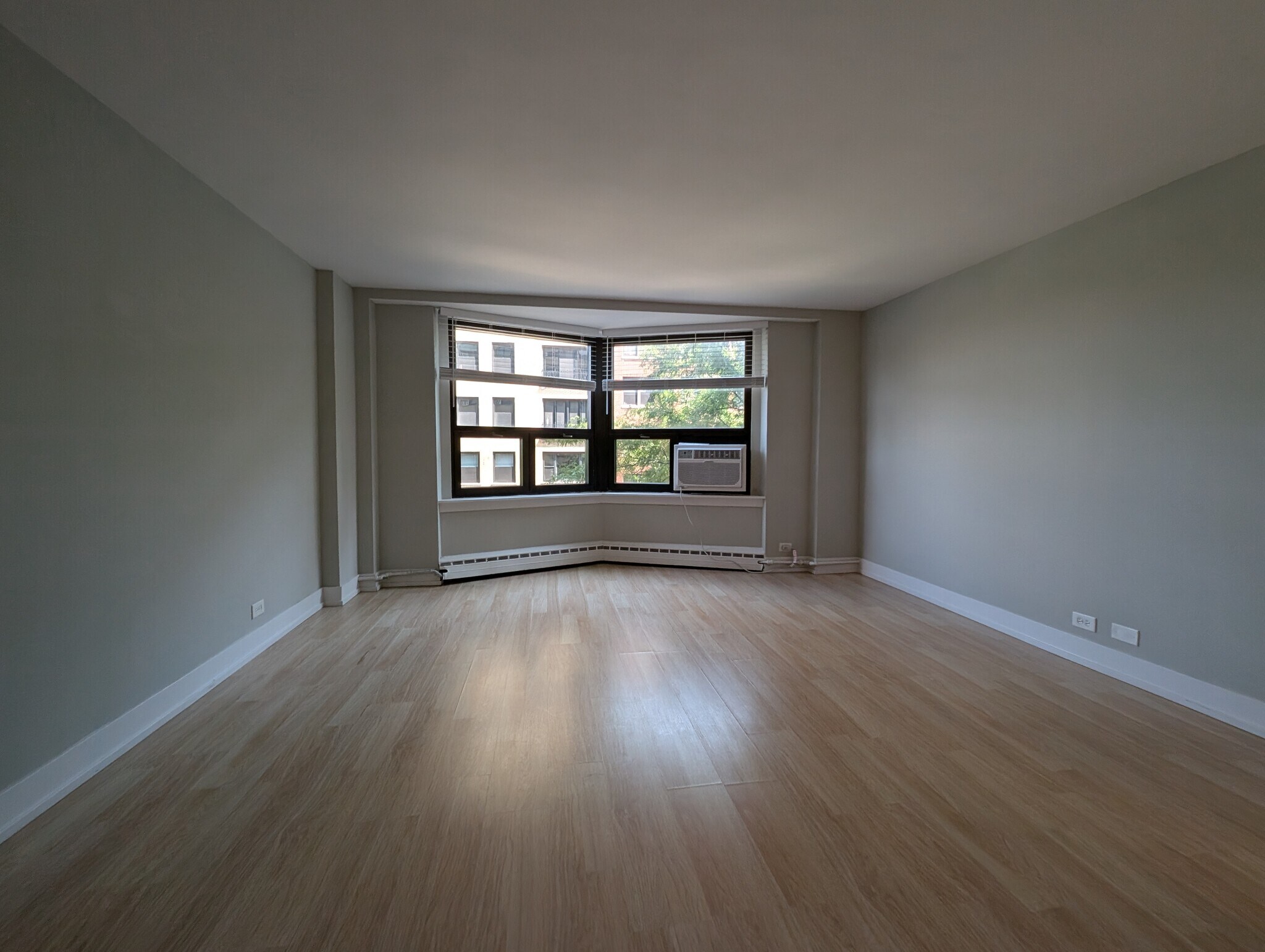 Building Photo - 429 W Wellington Ave