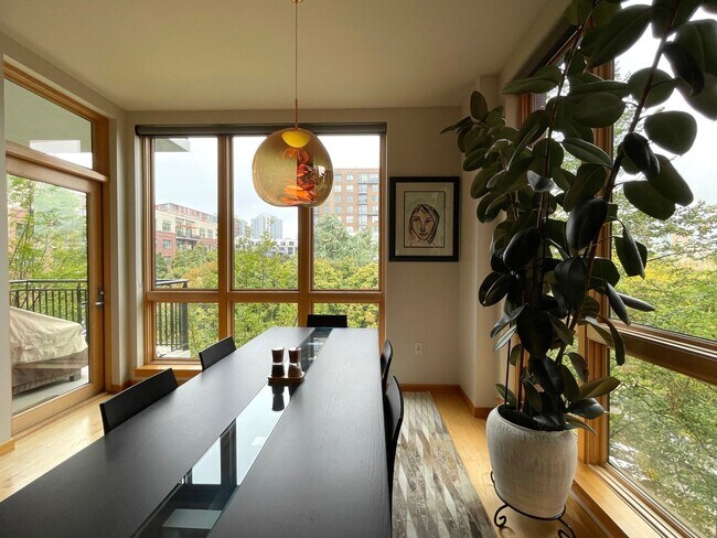 Building Photo - Gorgeous Furnished Pearl District Condo - ...