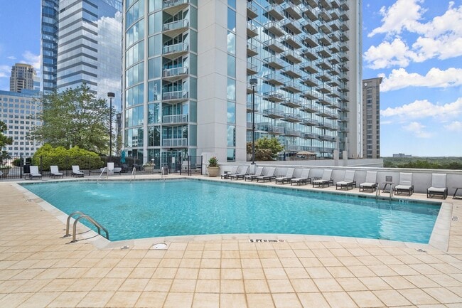 Building Photo - One bedroom condo located in heart of Buckhead!