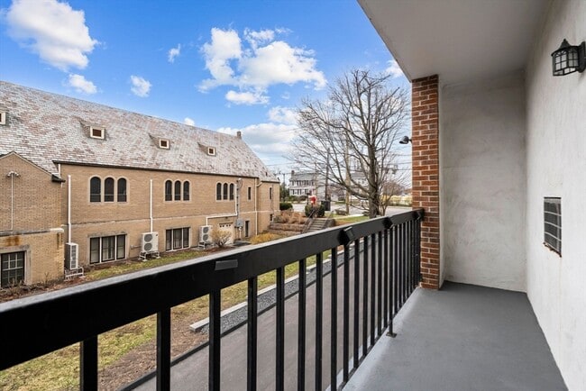 Building Photo - 245 Sea St