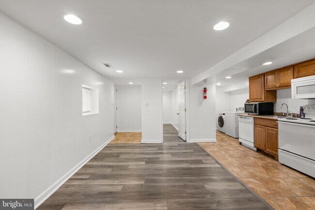 Building Photo - 141 Uhland Terrace NE