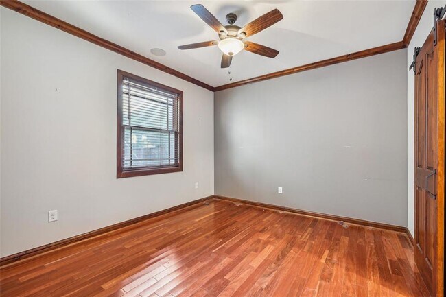 Building Photo - 1 bedroom In Unique Duplex East of Downtown