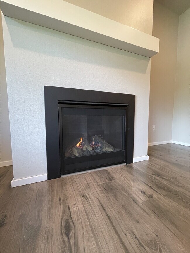 Building Photo - 3 Bedroom / 2.5 Bathroom Townhome - Near Bethany & PCC **1/2 Off Third Month's Rent**
