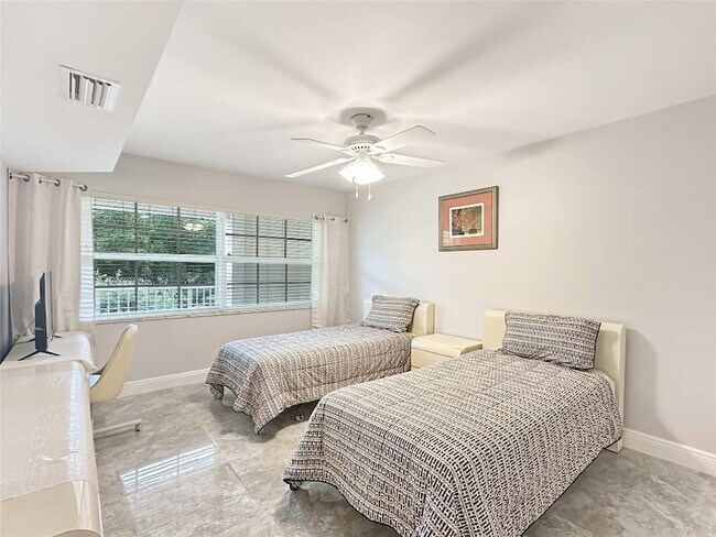 Building Photo - 3505 Oaks Way