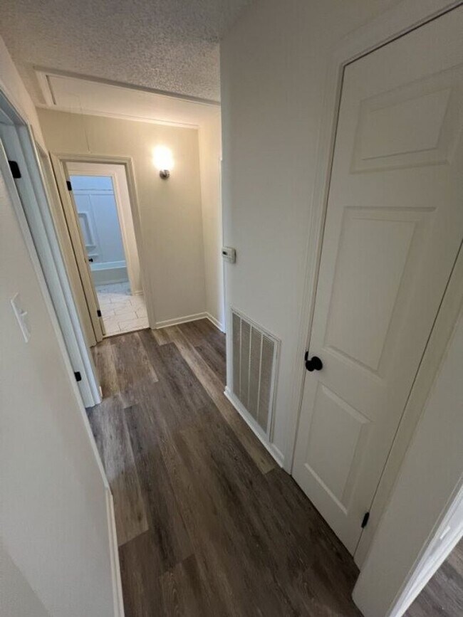 Building Photo - Newly renovated Single-Family Home in Shenandoah Estates Subdivision!