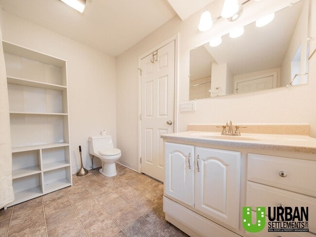 Building Photo - Midtown Coeur d’Alene Gem – Vaulted Ceilings, Large Yard & Prime Location!